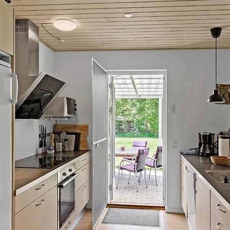 Pet Friendly In With Kitchen *