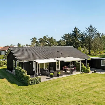 Pet Friendly In With Kitchen