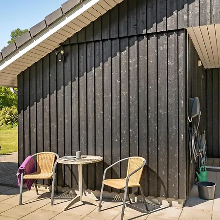 Pet Friendly In With Kitchen *