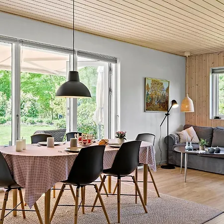 Pet Friendly In With Kitchen *