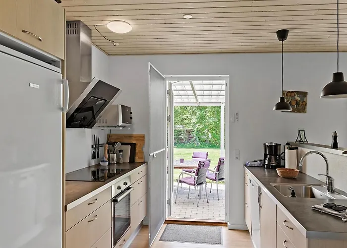 Pet Friendly In With Kitchen *