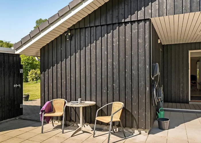 Pet Friendly In With Kitchen *