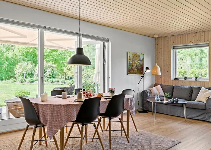 Pet Friendly In With Kitchen *
